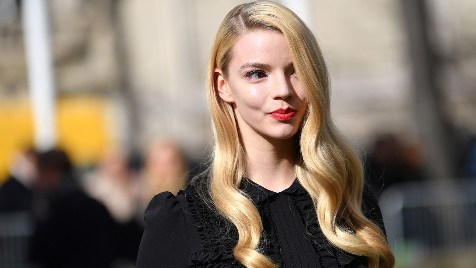 Anya Taylor-Joy confirma su estatus de icono de estilo como nueva embajadora de Dior