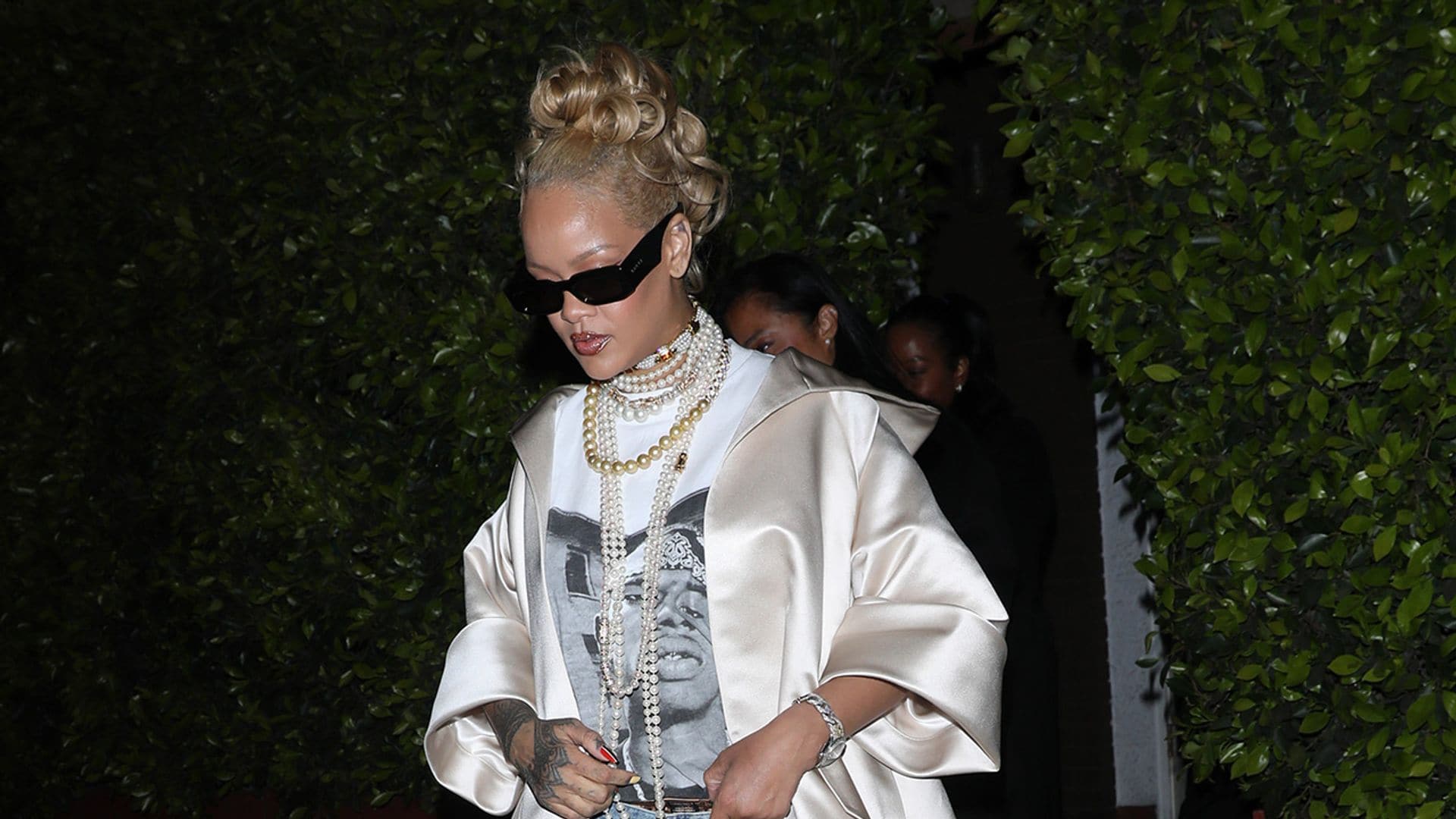 Rihanna se inspira en un look satinado de Carrie Bradshaw para su cena romántica en Los Ángeles