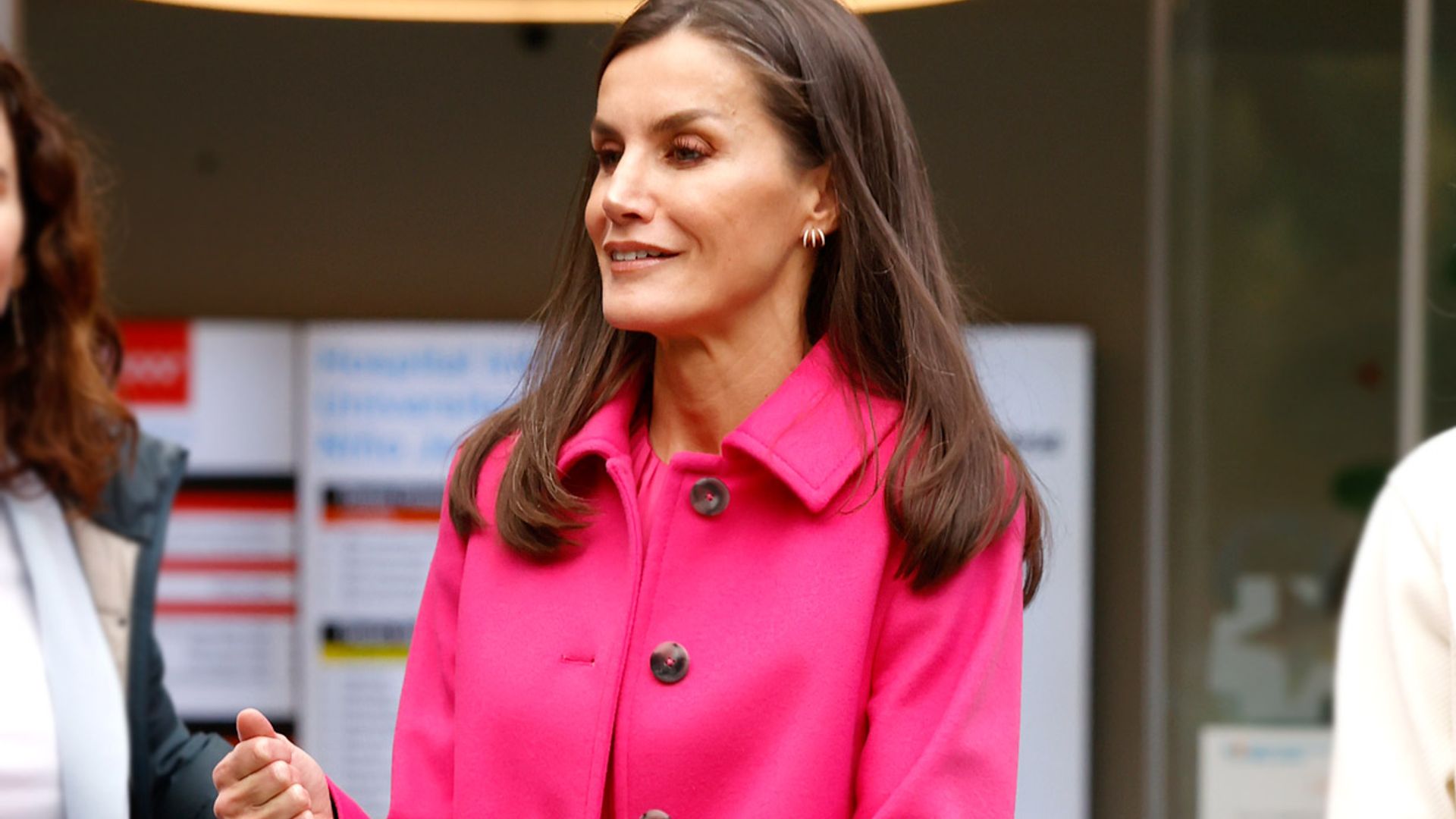 La Reina apuesta todo al color de moda del año, el fucsia 'Barbie'