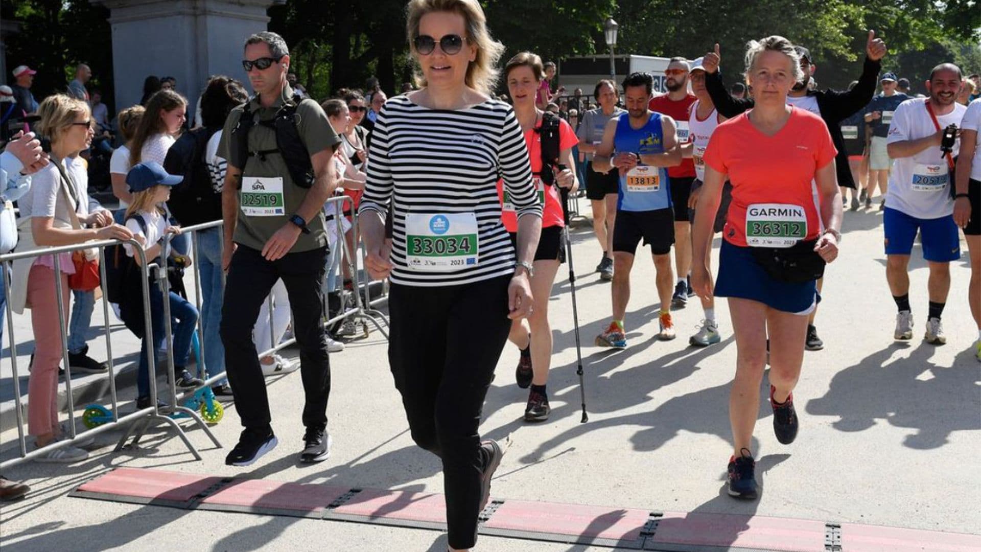 Matilde de los belgas, una reina muy en forma en una carrera junto a su hijo Emmanuel