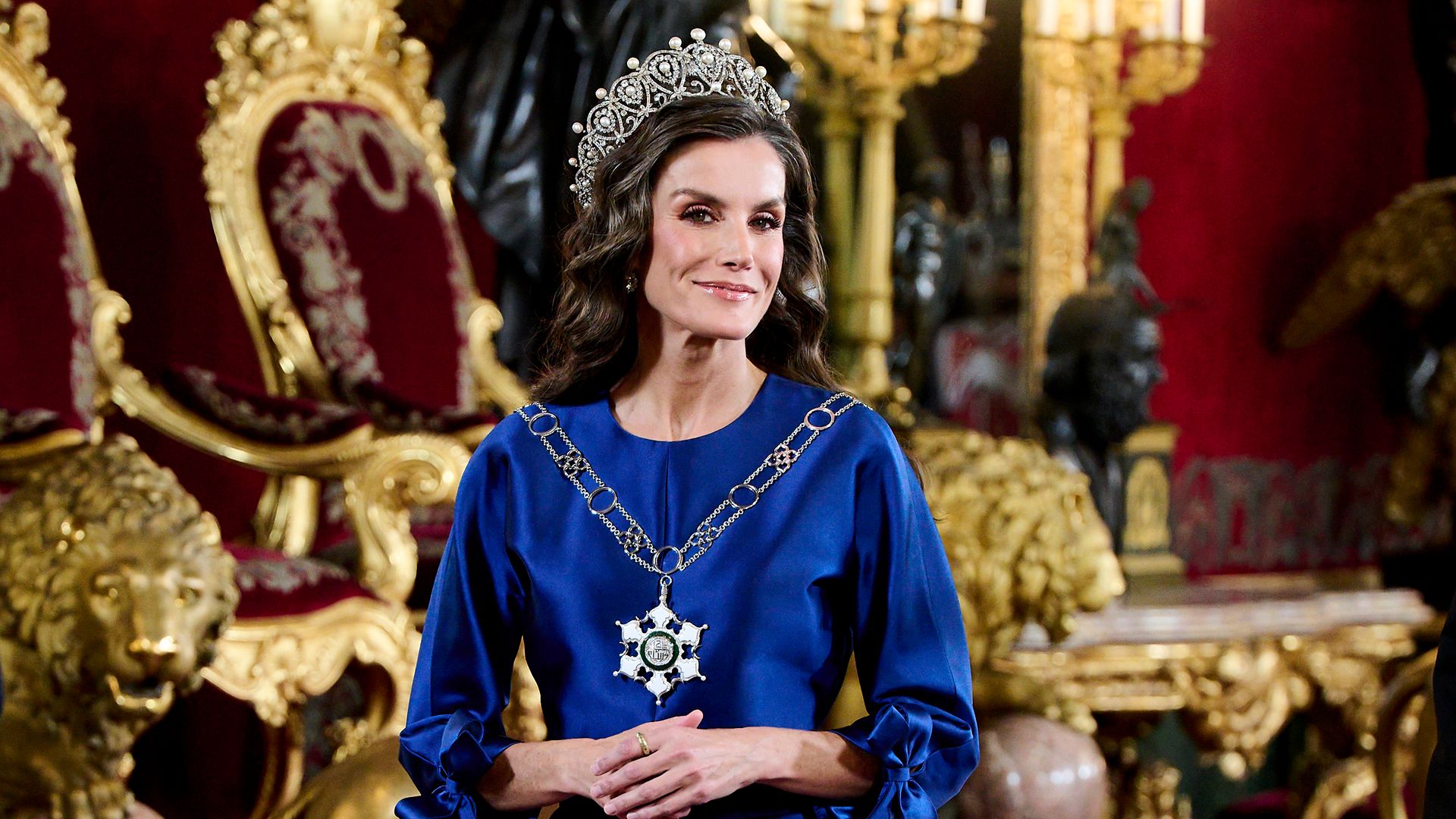 El ‘déjà vu’ de doña Letizia, que estrena pelo rizado, con su look de gala: un vestido azul español y la tiara rusa