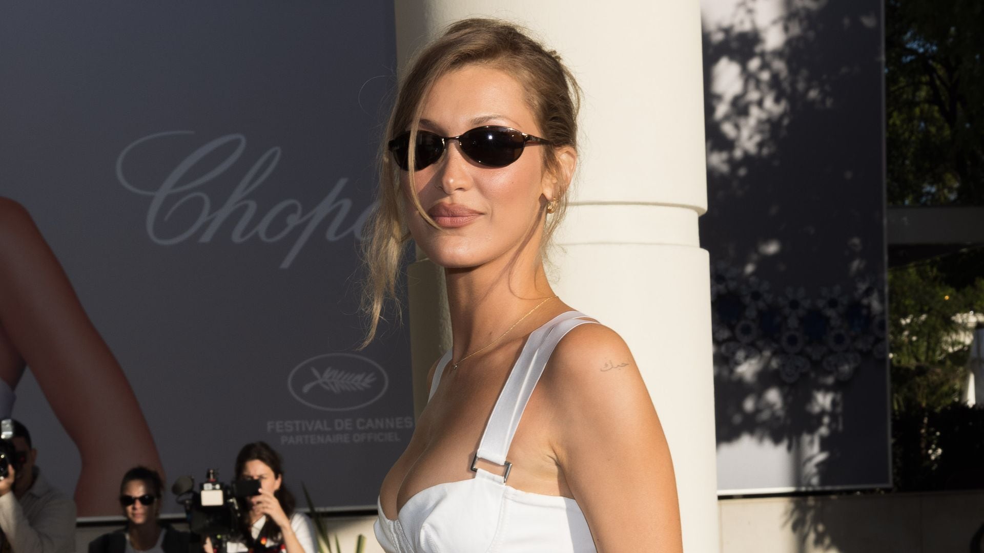 Bella Hadid y otras modelos nos enseñan cómo vestir en días de mucho calor (sin perder estilo)