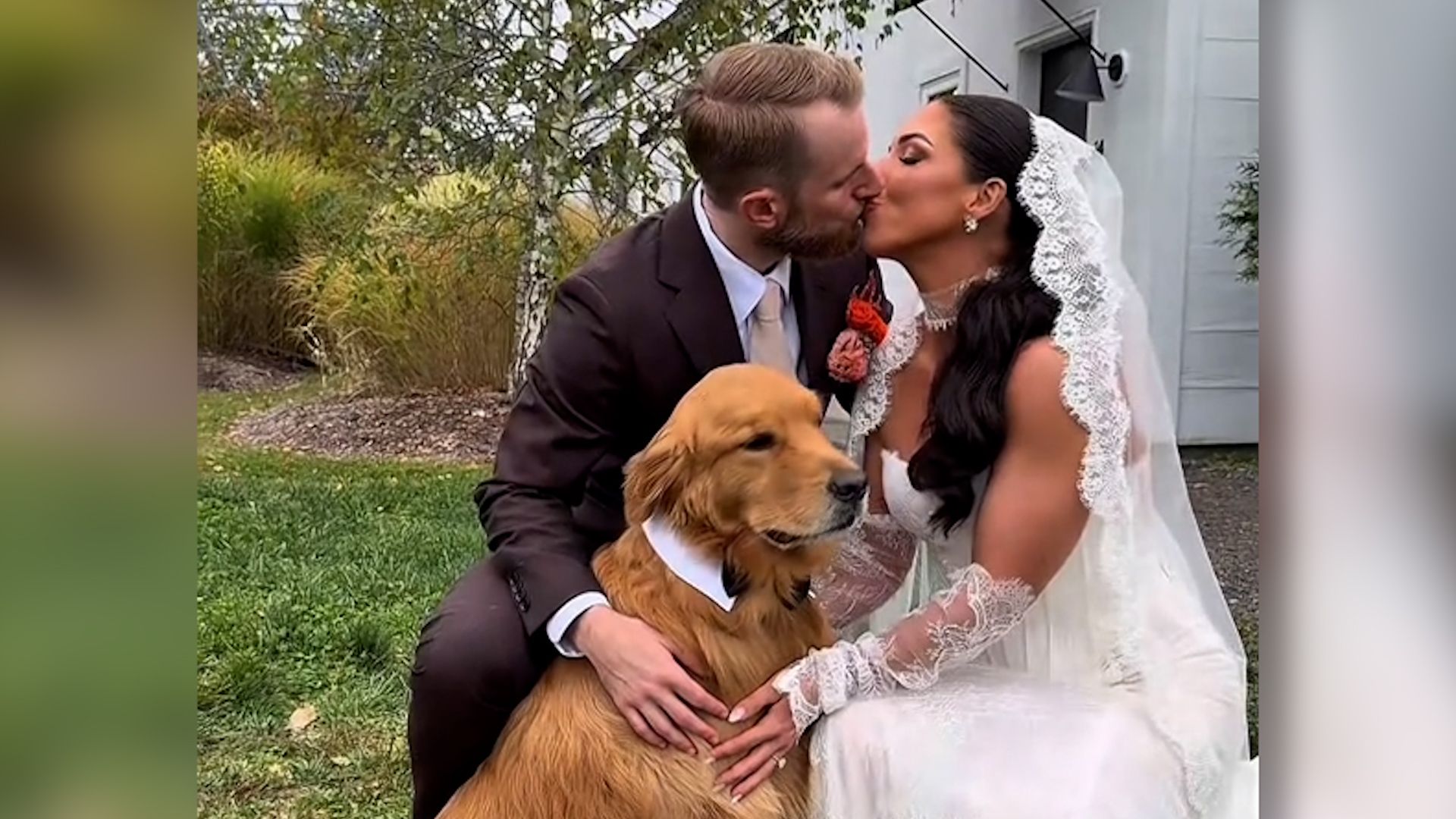 El vídeo viral de un perro como testigo de boda de esta pareja de Estados Unidos, ¡y firma con su huella!