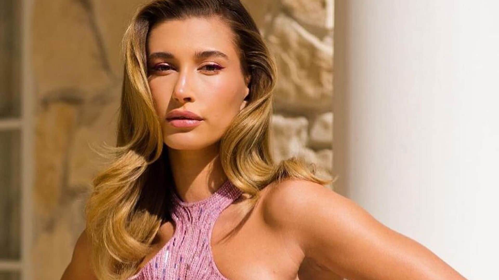 Nunca creerás cuál es el truco 'low cost' que la estilista de Hailey Bieber usa para fijar las ondas