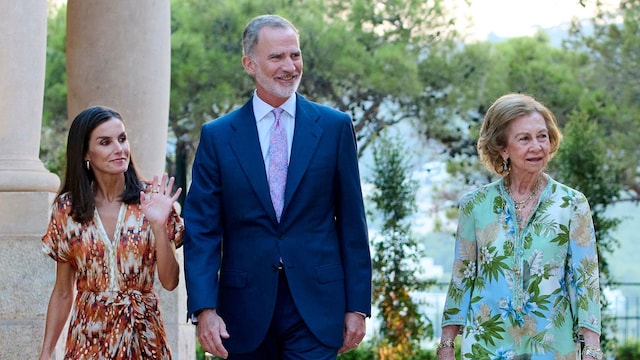 El rey Felipe VI, junto a Letizia y su madre Sofía en el Palacio de Marivent