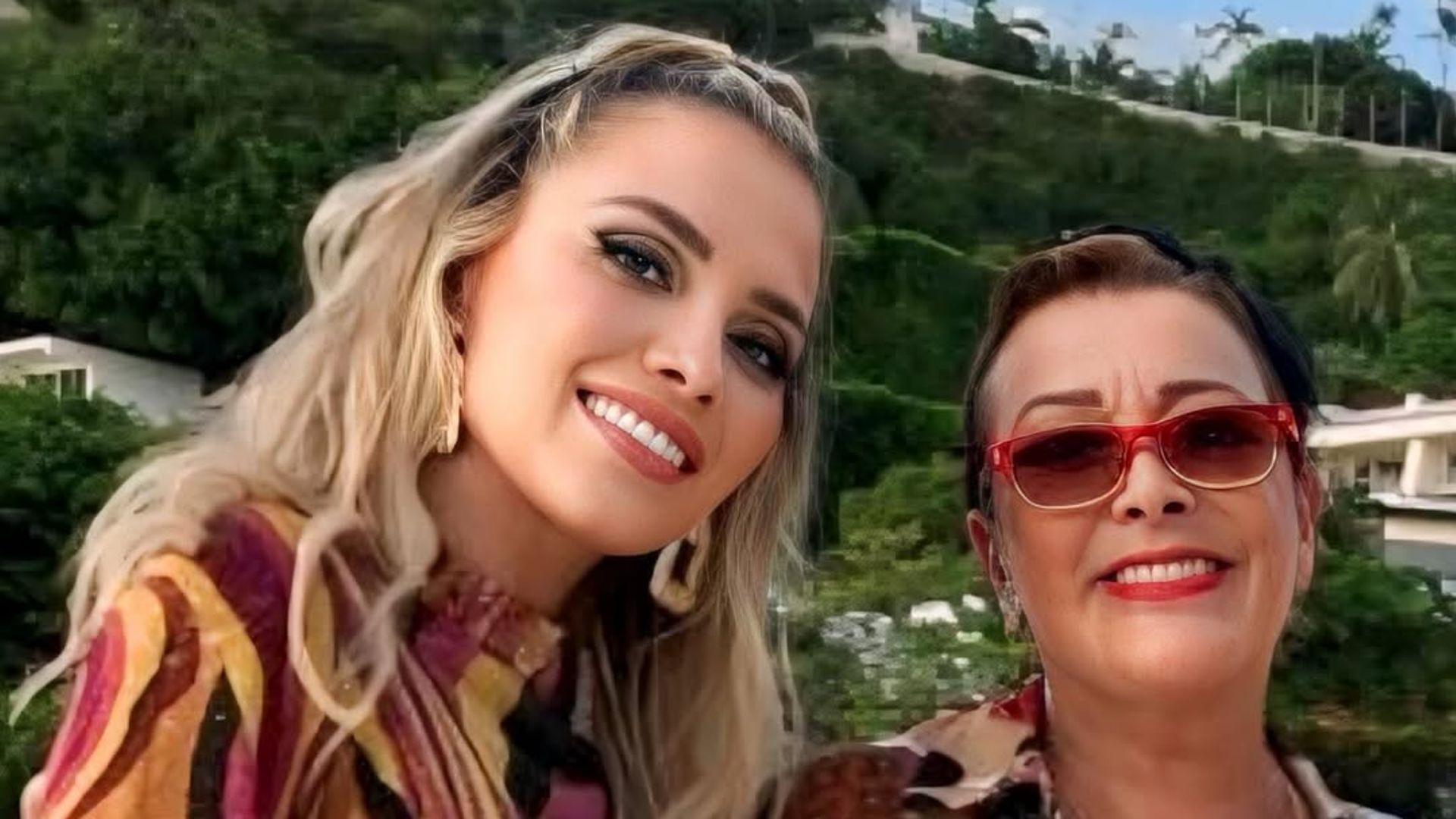 Michelle Salas con Syvlia Pasquel.