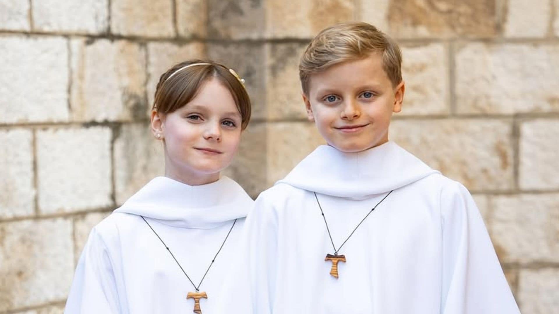 Los príncipes Jacques y Gabriella de Mónaco celebran su primera comunión