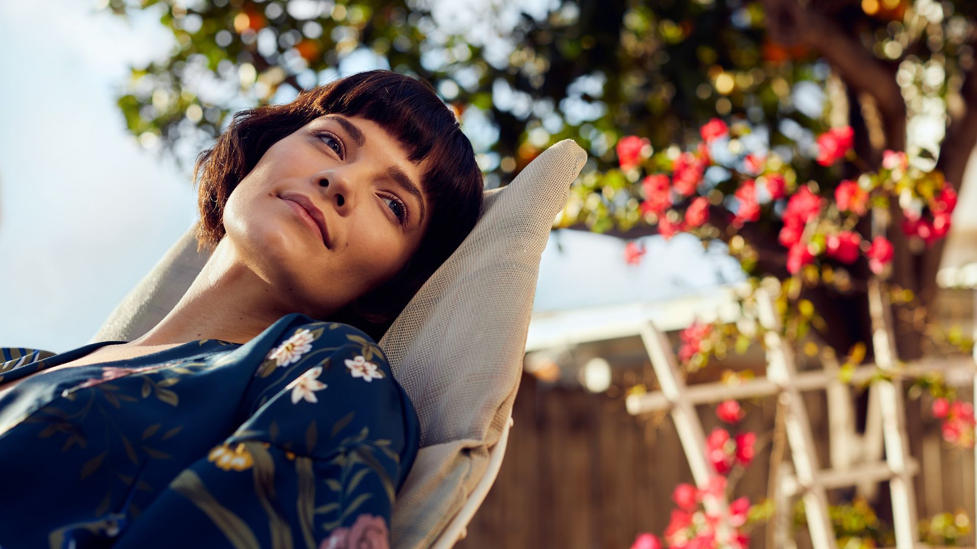 Mujer serena en un jardín