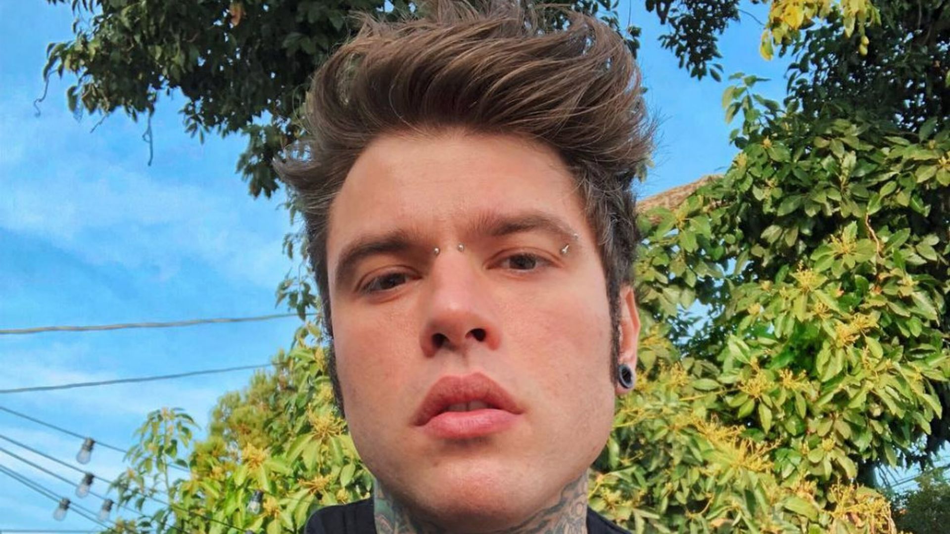¿Es Fedez o J Balvin? El italiano enloquece las redes con su cambio de look radical