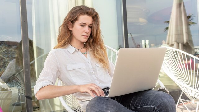 Mujer trabajando con su ordenador portátil