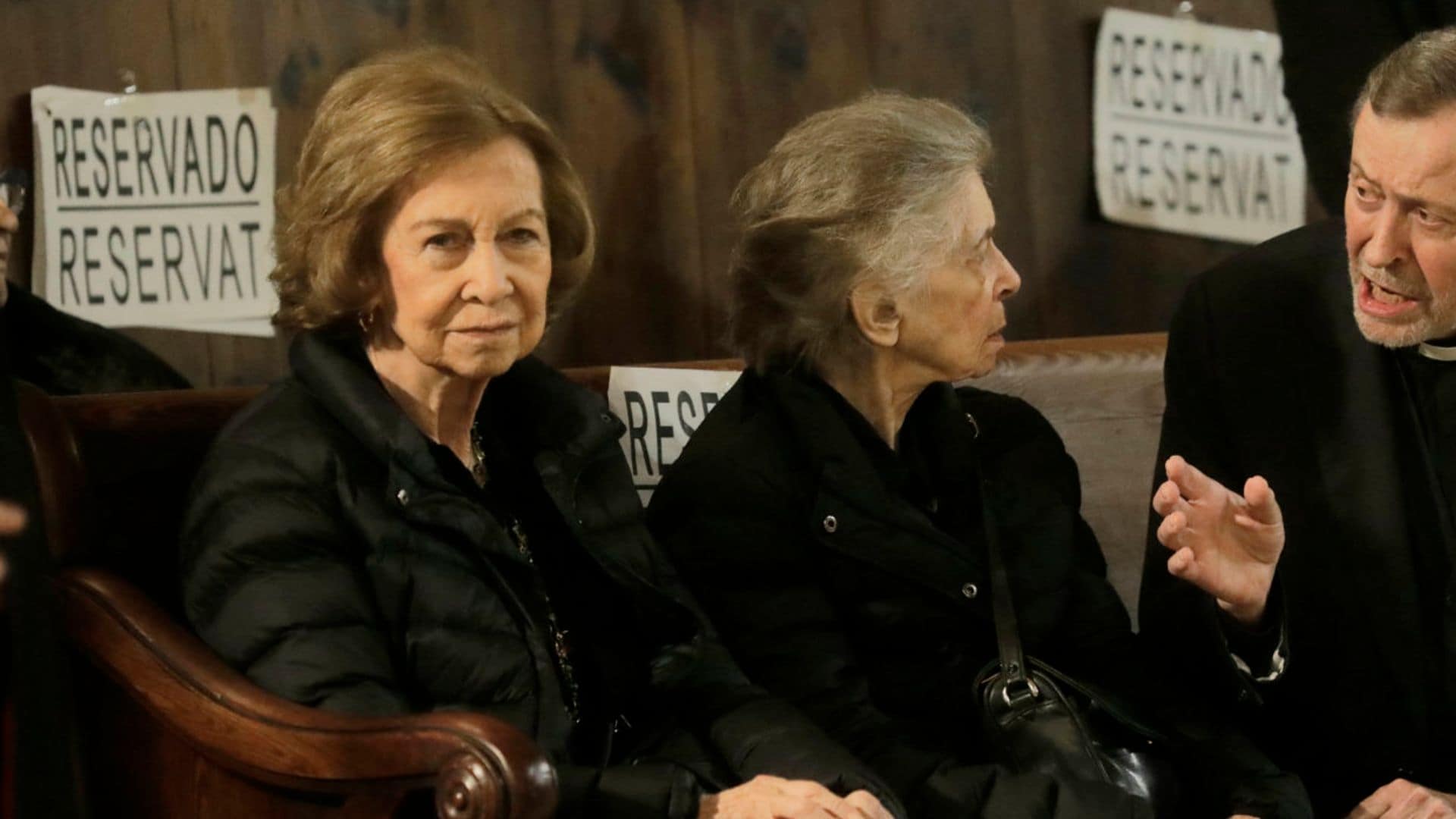Doña Sofía acude con su hermana doña Irene a la misa del Cristo de la Sang del Jueves Santo en Palma