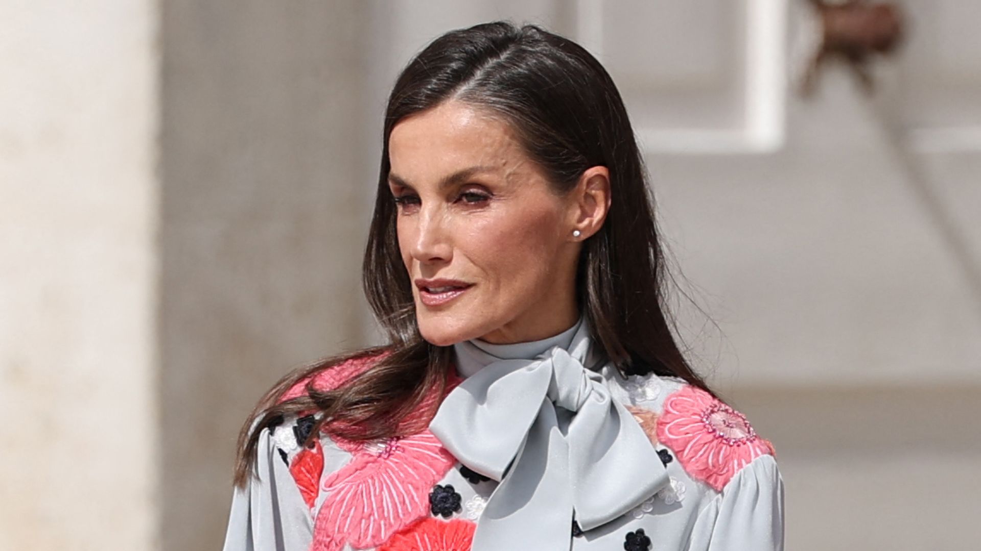 La reina Letizia, sublime: rescata su mejor look de 2019, un vestido español con lazo y flores en relieve