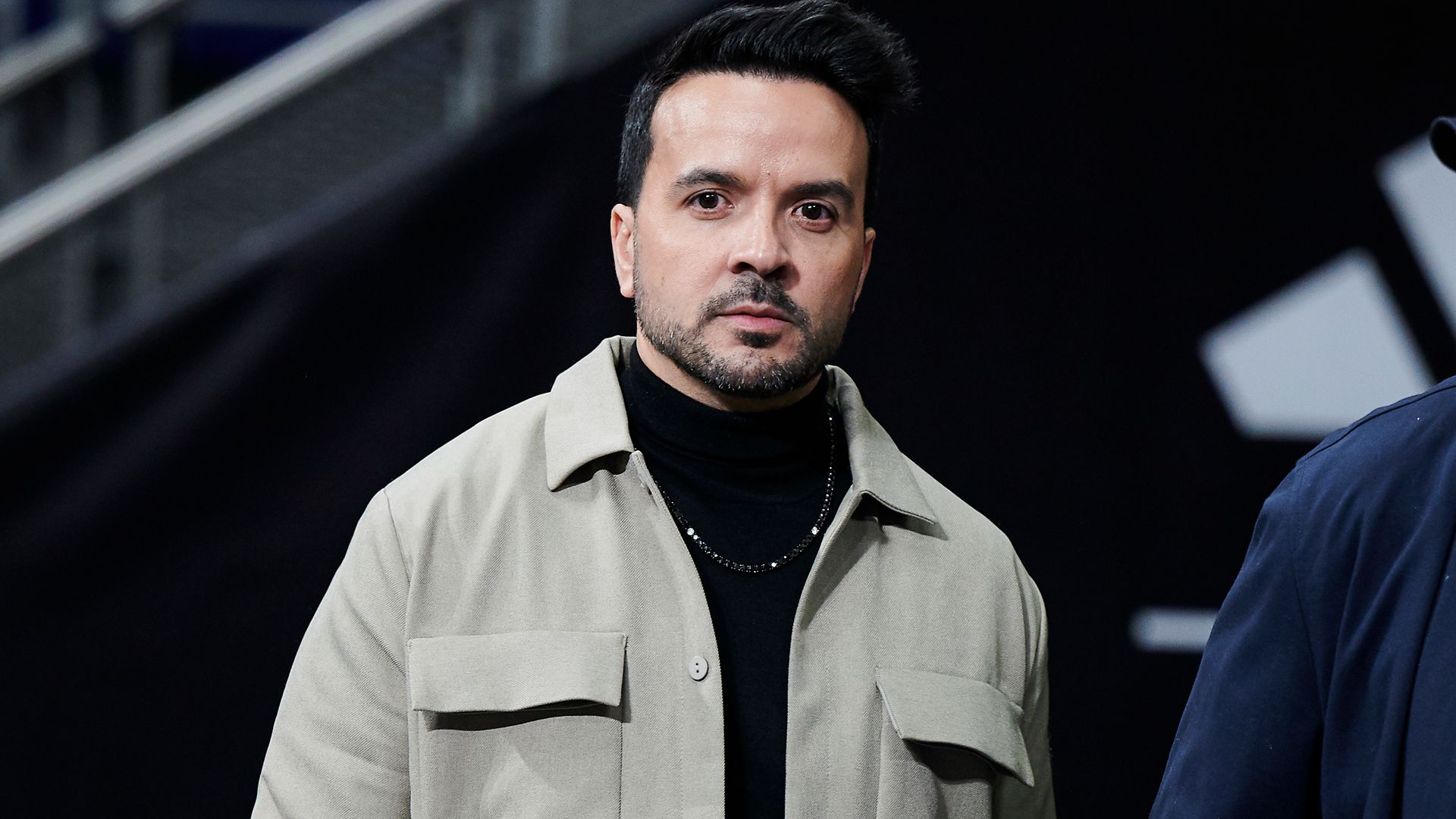 Luis Fonsi está de luto por el fallecimiento de su abuela.