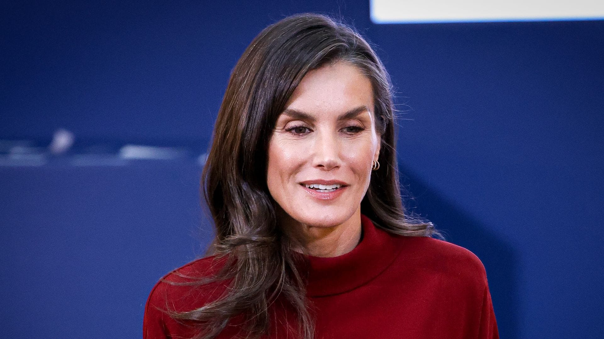 La reina Letizia recicla y parece que va de estreno: el vestido ‘cherry’ de Massimo Dutti que también tiene Máxima