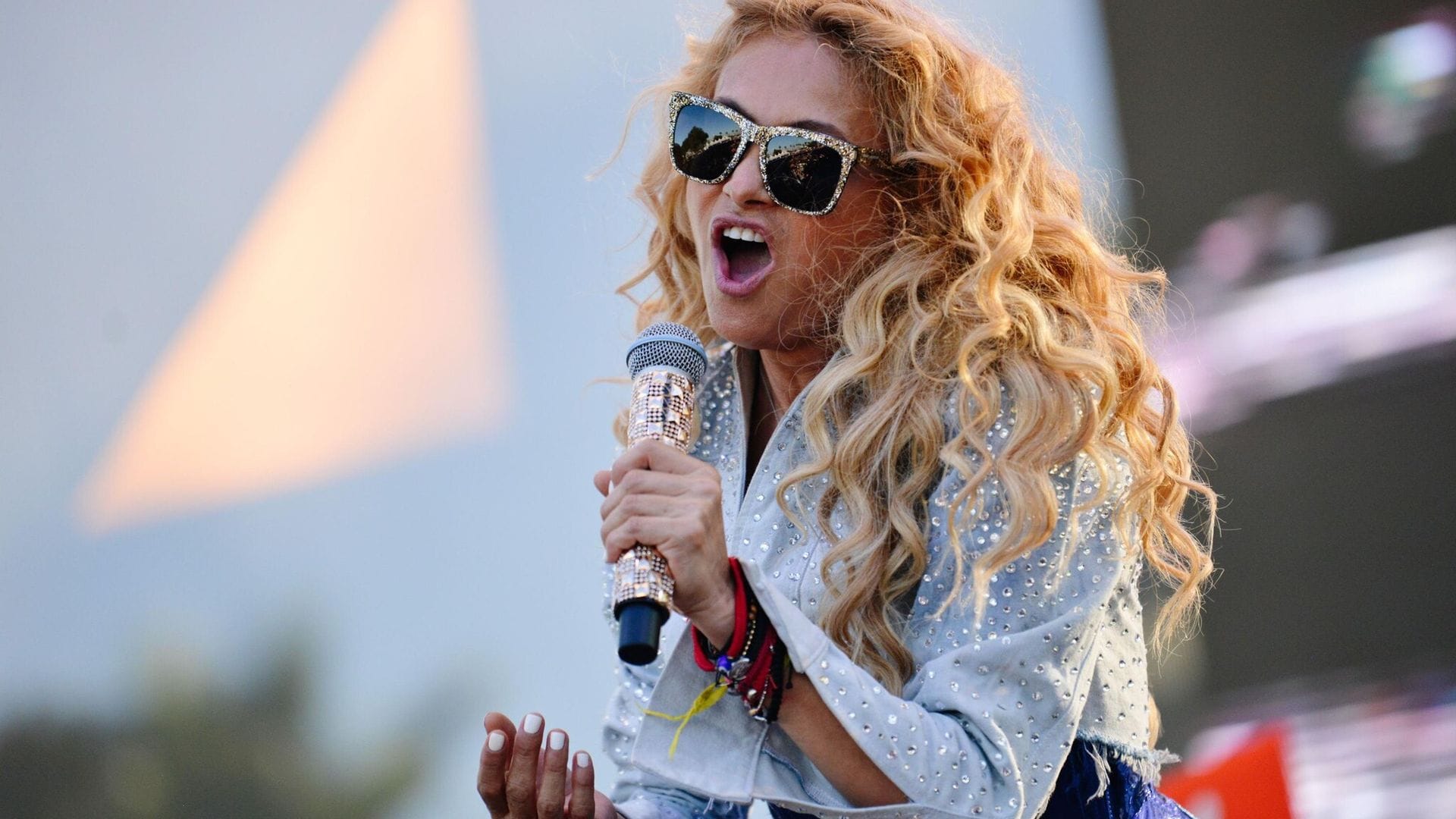 Así fue el regreso de Paulina Rubio a los escenarios tras el fallecimiento de su madre