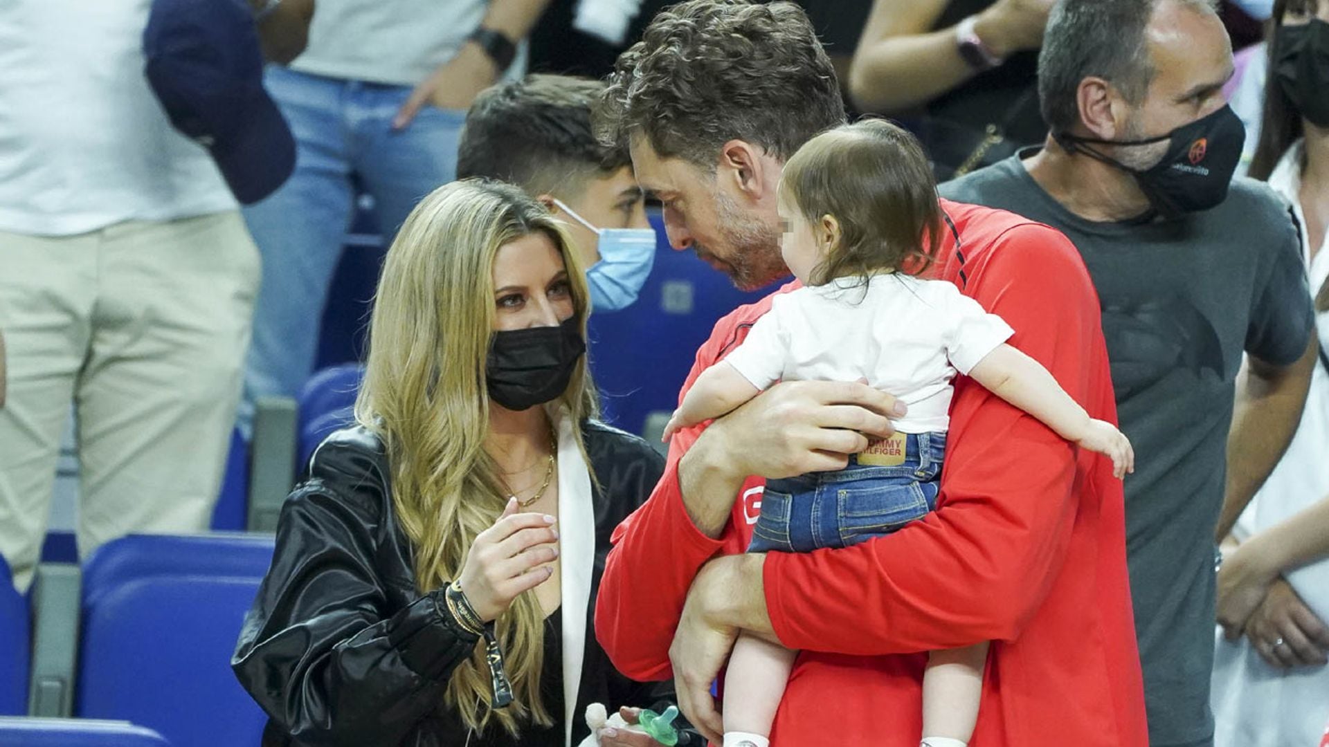 Cat McDonnell con su bebé y Helen Lindes junto a sus hijos, los mejores animadores de la Selección de baloncesto