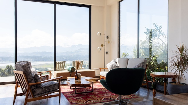 Un salón con ventanas muy grandes y limpias