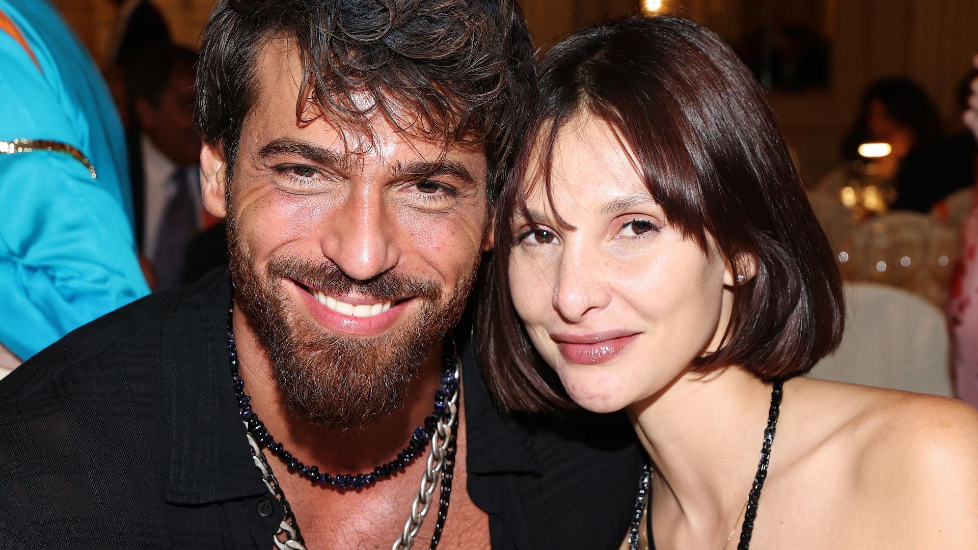 Can Yaman confirma con un beso su relación con la dj Sara Bluma