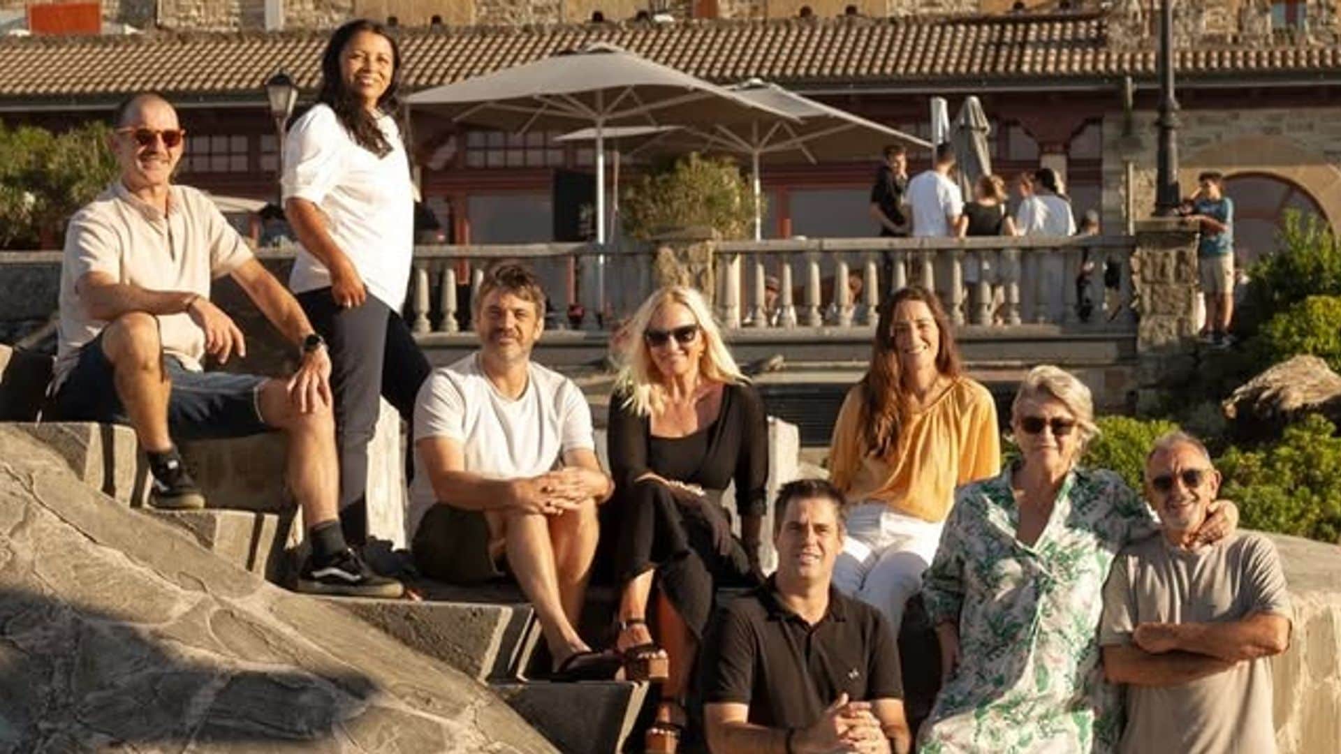 Karlos Arguiñano y su mujer con cinco de sus siete hijos en Zarauz, agosto de 2025