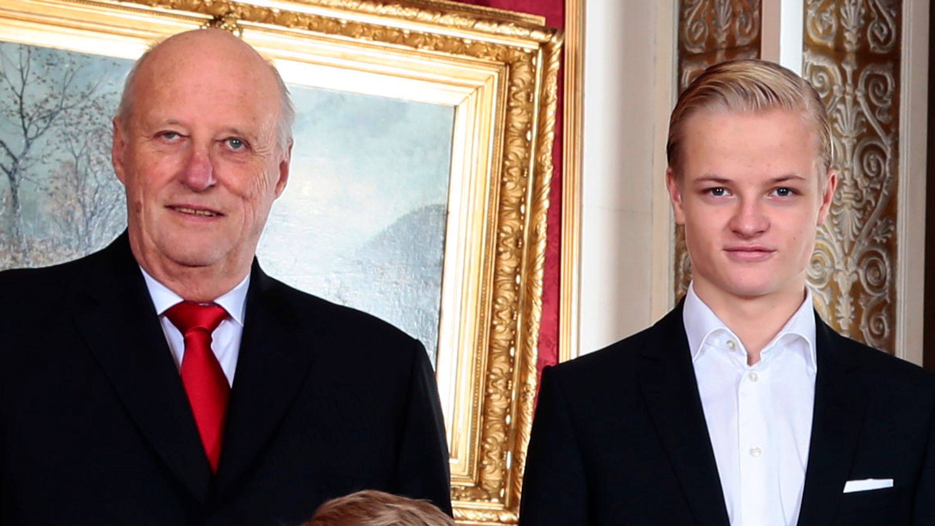 El rey Harald, la reina Sonja, príncipe Sverre Magnus, Marius Borg Hoiby, princesa Ingrid Alexandra, príncipe heredero Haakon y princesa Mette-Marit en su postal navideña de 2013.