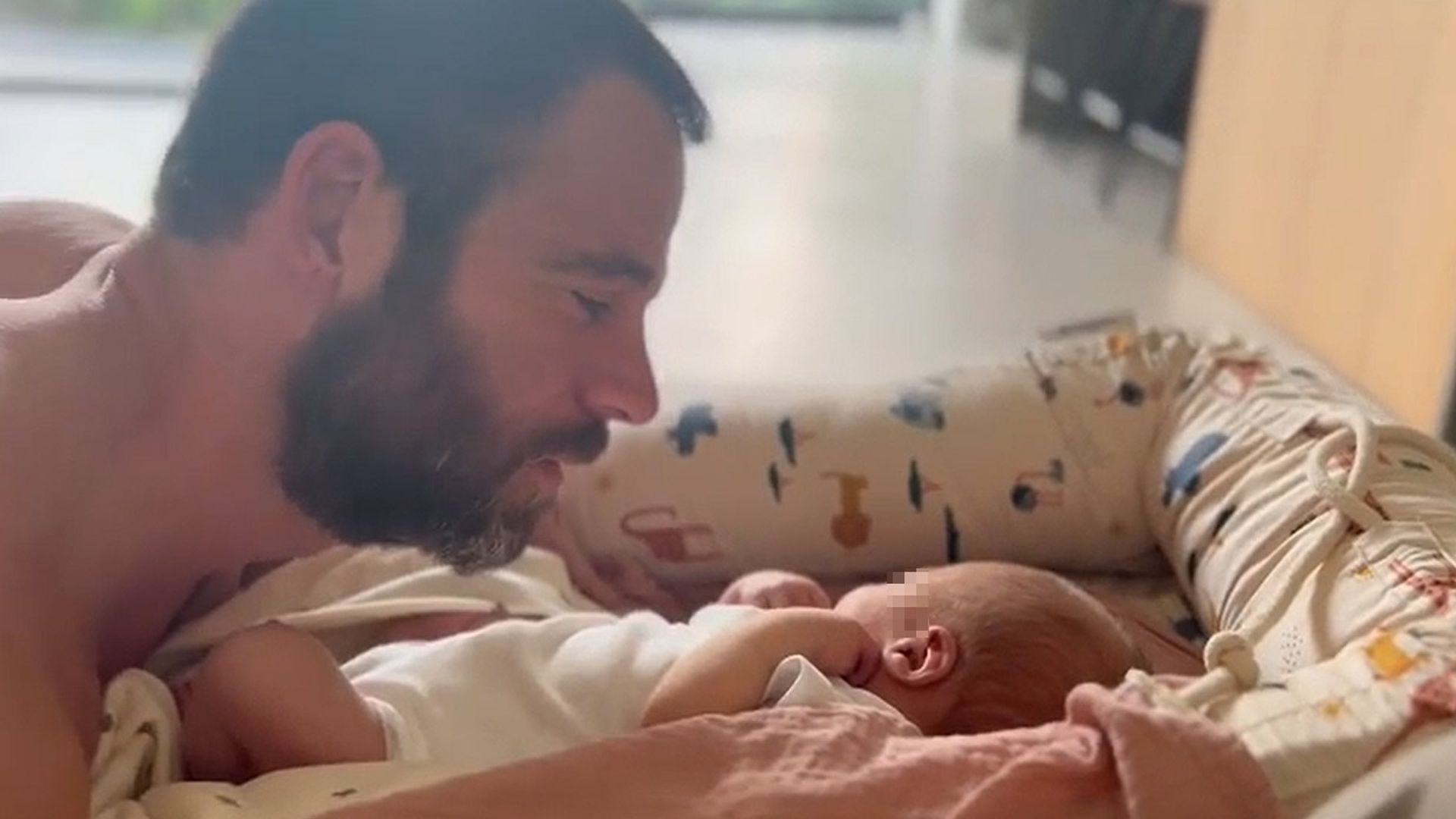 Carles Francino muestra por primera vez a su bebé con un tierno vídeo comiéndoselo a besos
