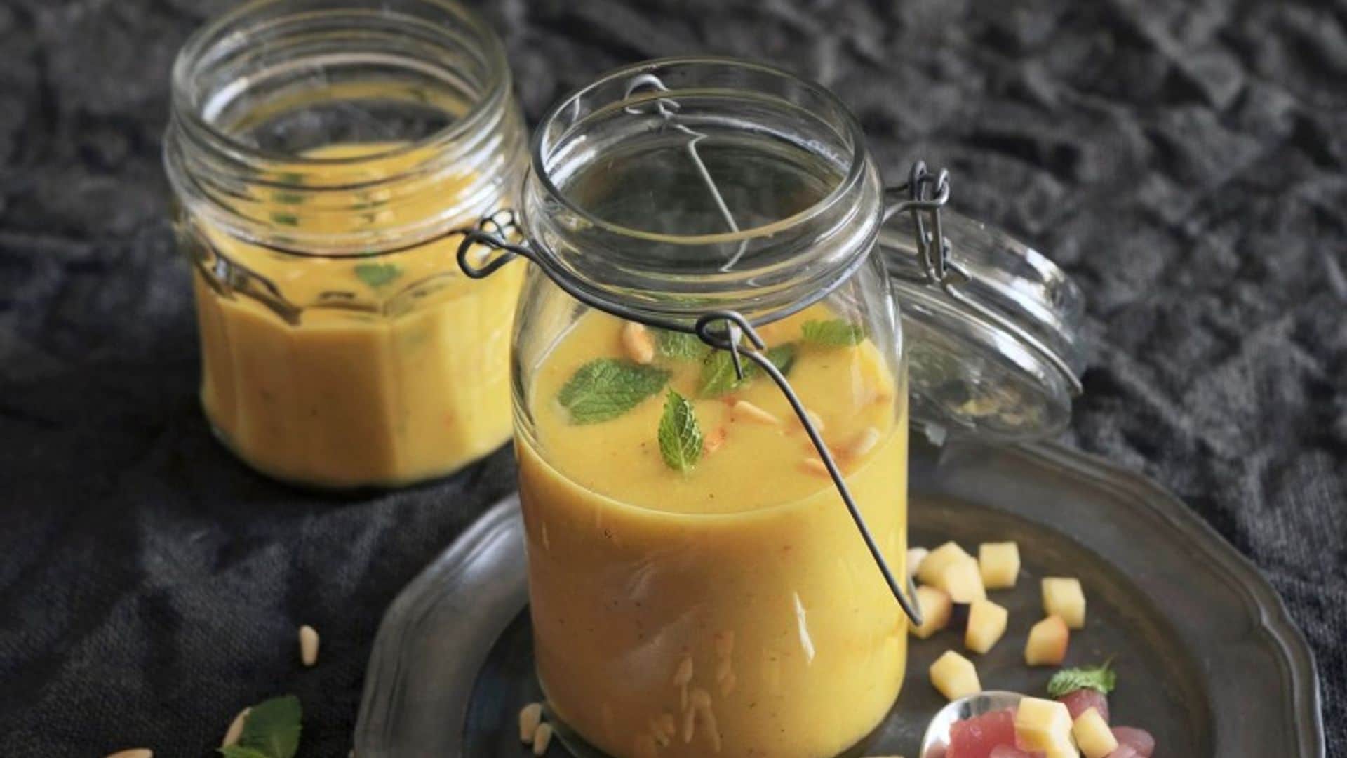 Gazpacho de melocotón con piñones