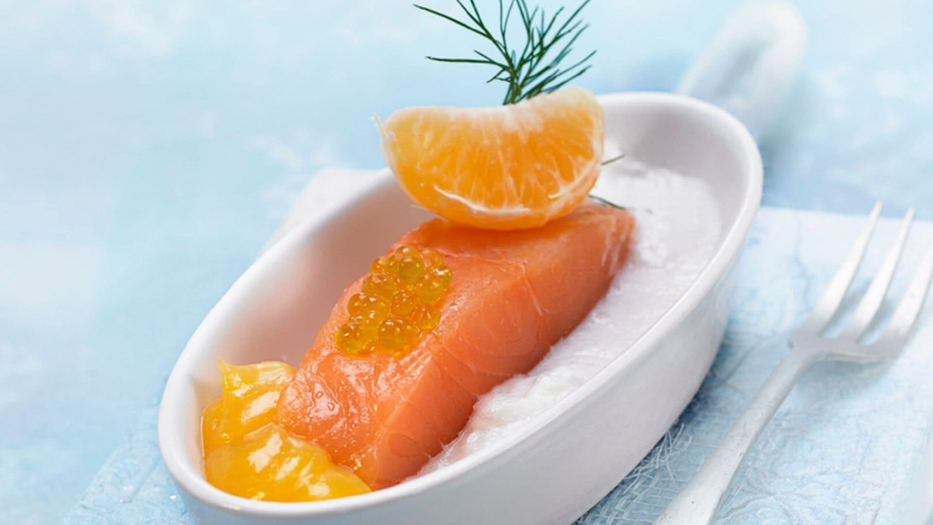 Salmón marinado con eneldo y crema de mandarina sobre coco