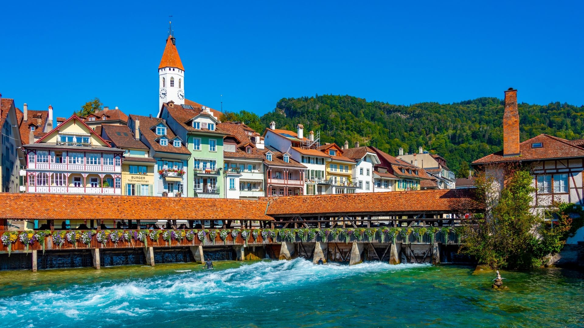 Ciudad suiza de Thun durante el verano