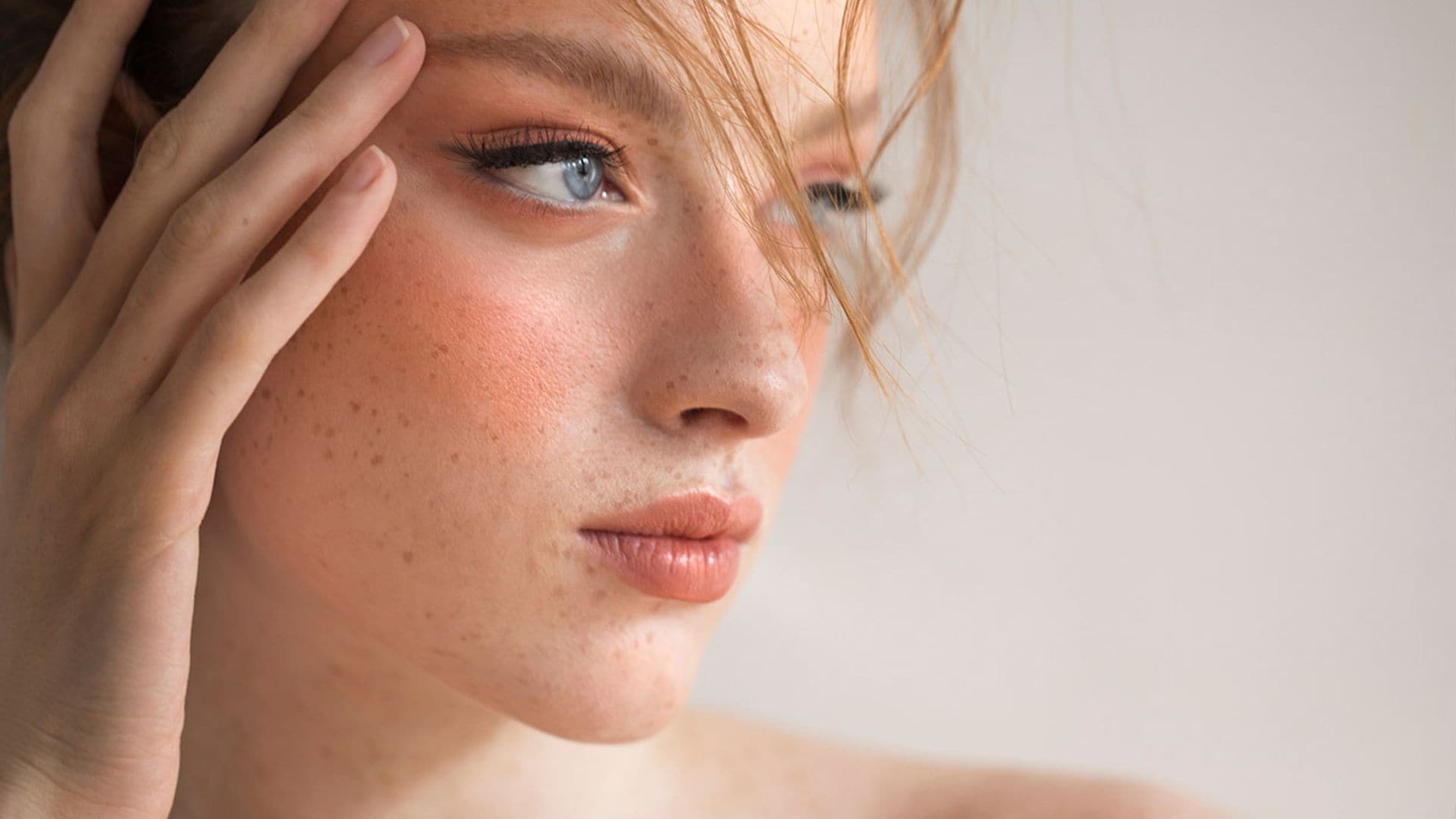 'Peach fuzz' es el color Pantone 2024: te descubrimos los productos de belleza con los que llevarlo