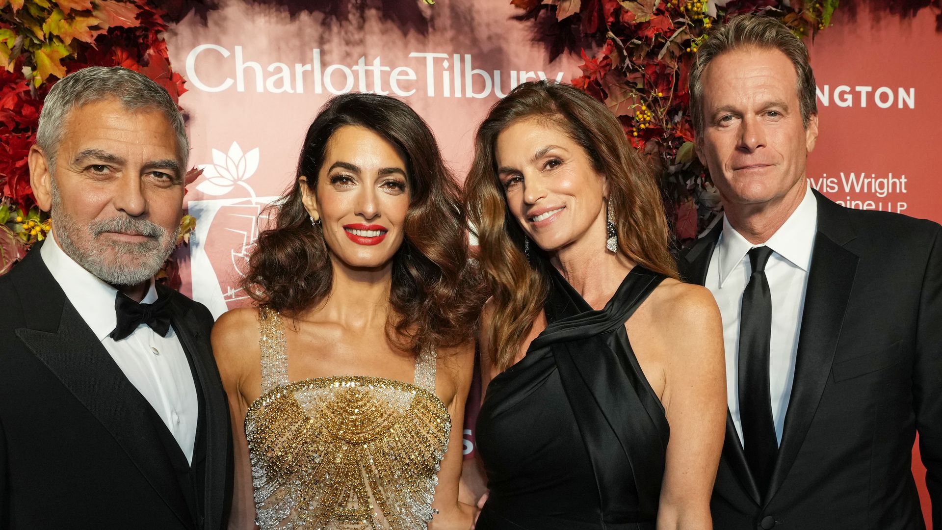 De izquierda a derecha: George Clooney, Amal Clooney, Cindy Crawford y Rande Gerber en el evento anual de la Fundación Clooney, en septiembre de 2022.