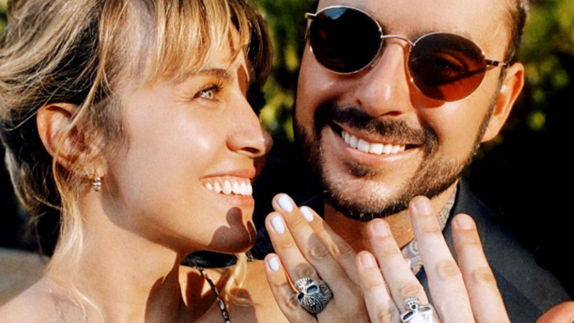 La original pedida de mano de Andrea Guasch y Rubén Tajuelo 'Rosco' con dos anillos... ¡de calavera!