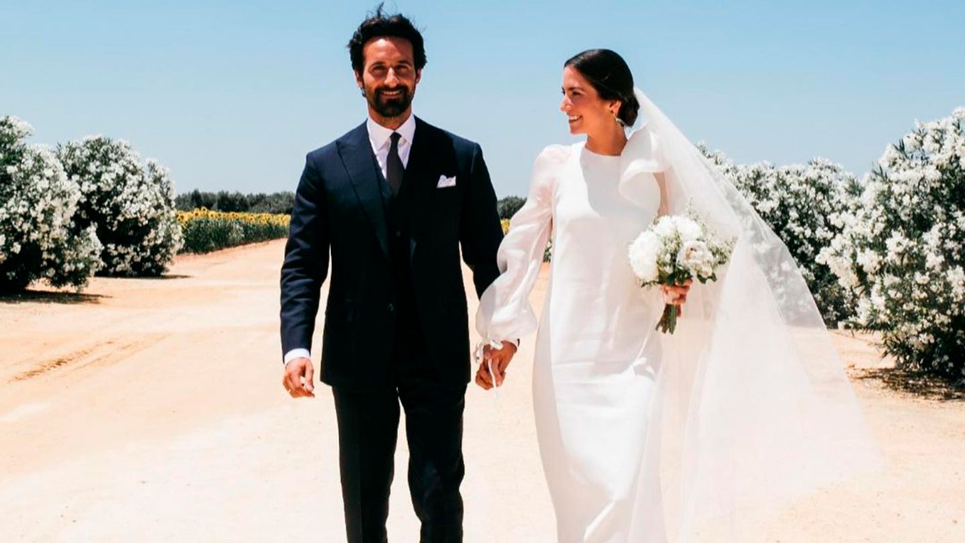 La boda íntima de Cristina, la novia sevillana del vestido 'midi' y los zapatos lilas