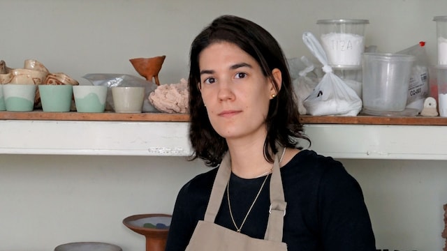 Ana Lucía en su estudio con varias de sus piezas de cerámica          