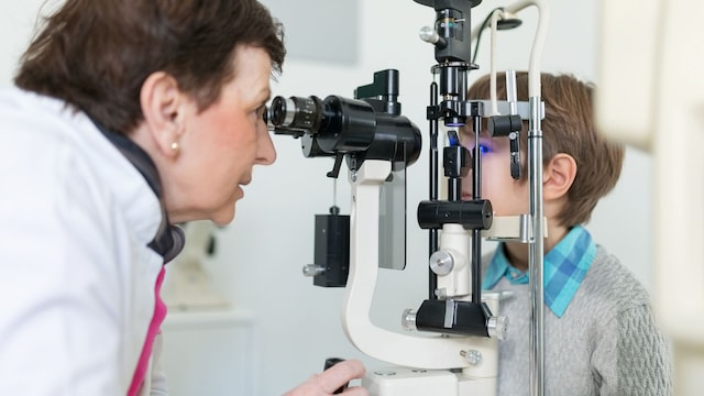 Oftalmóloga revisa la vista de un niño