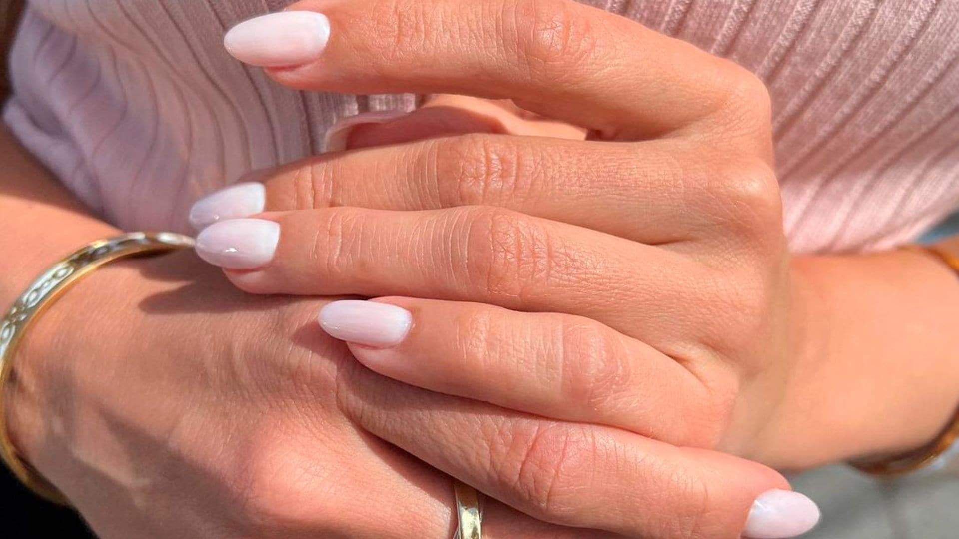 Manicura en tono natural
