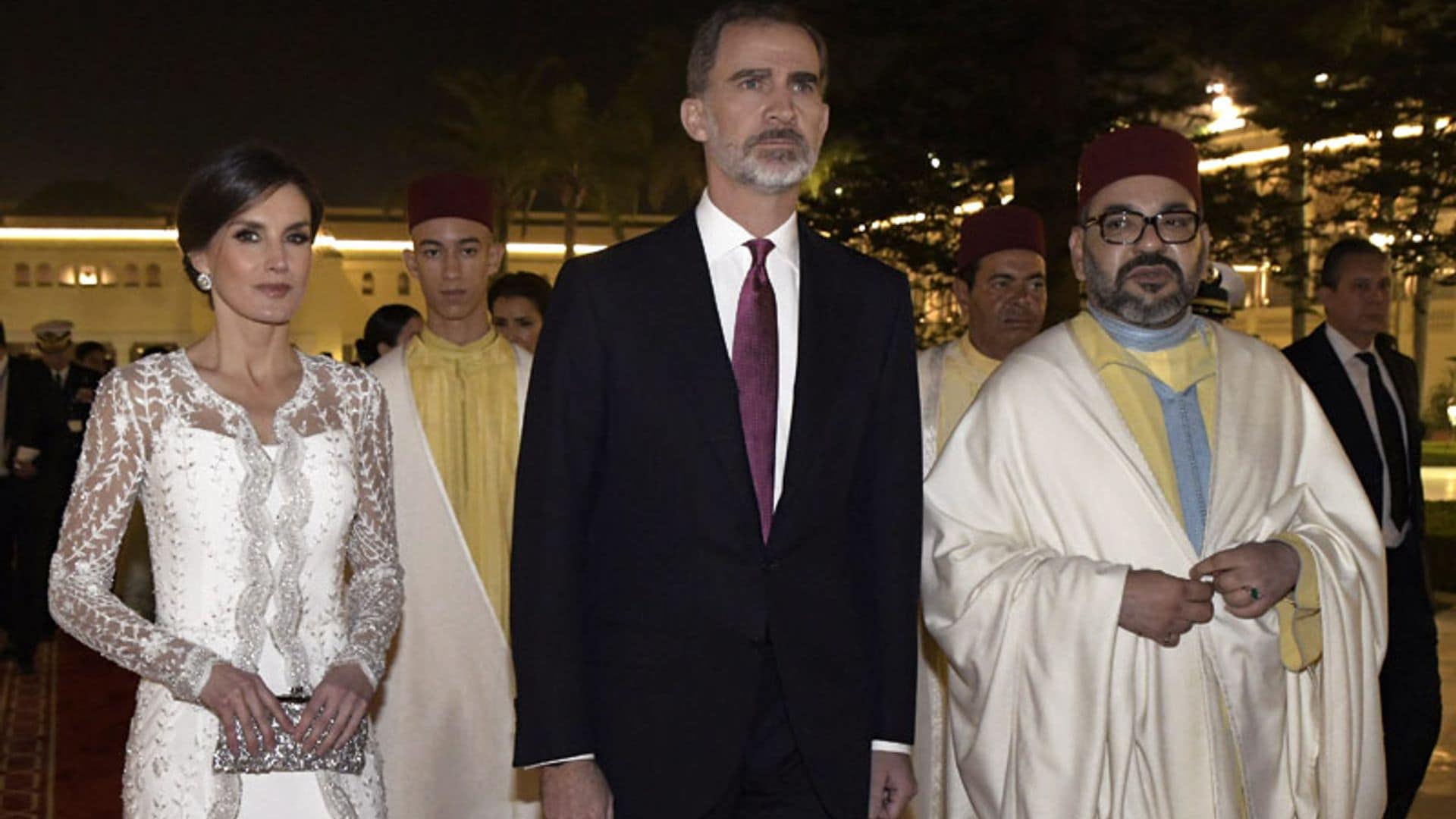 El momento en el que doña Letizia lució con gran elegancia la capa de Mohamed VI