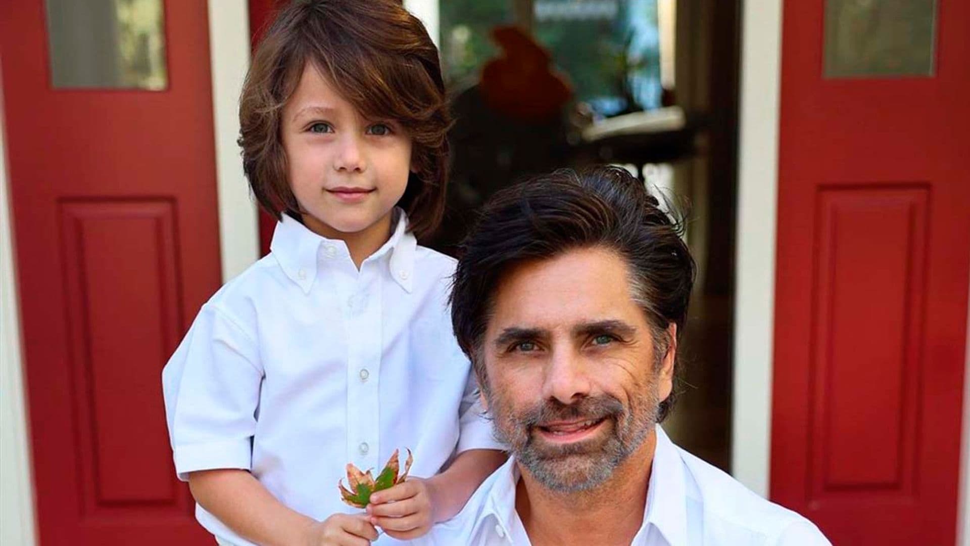 El hijo de John Stamos, de cuatro añitos, muy ilusionado al visitar la estrella de la fama de su papá