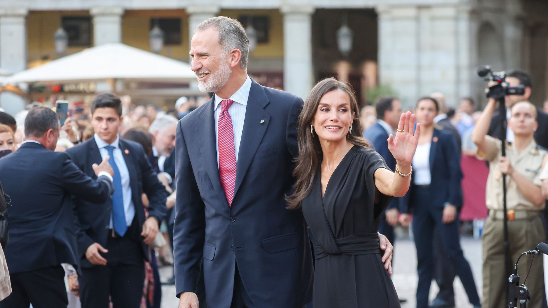 Los reyes Felipe y Letizia acuden por sorpresa a un concierto en la plaza Mayor de Madrid