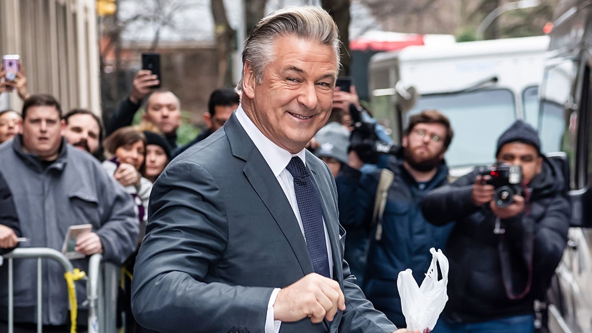 Alec Baldwin llega a un acuerdo con la familia de Halyna Hutchins, la compañera a la que mató accidentalmente en un rodaje
