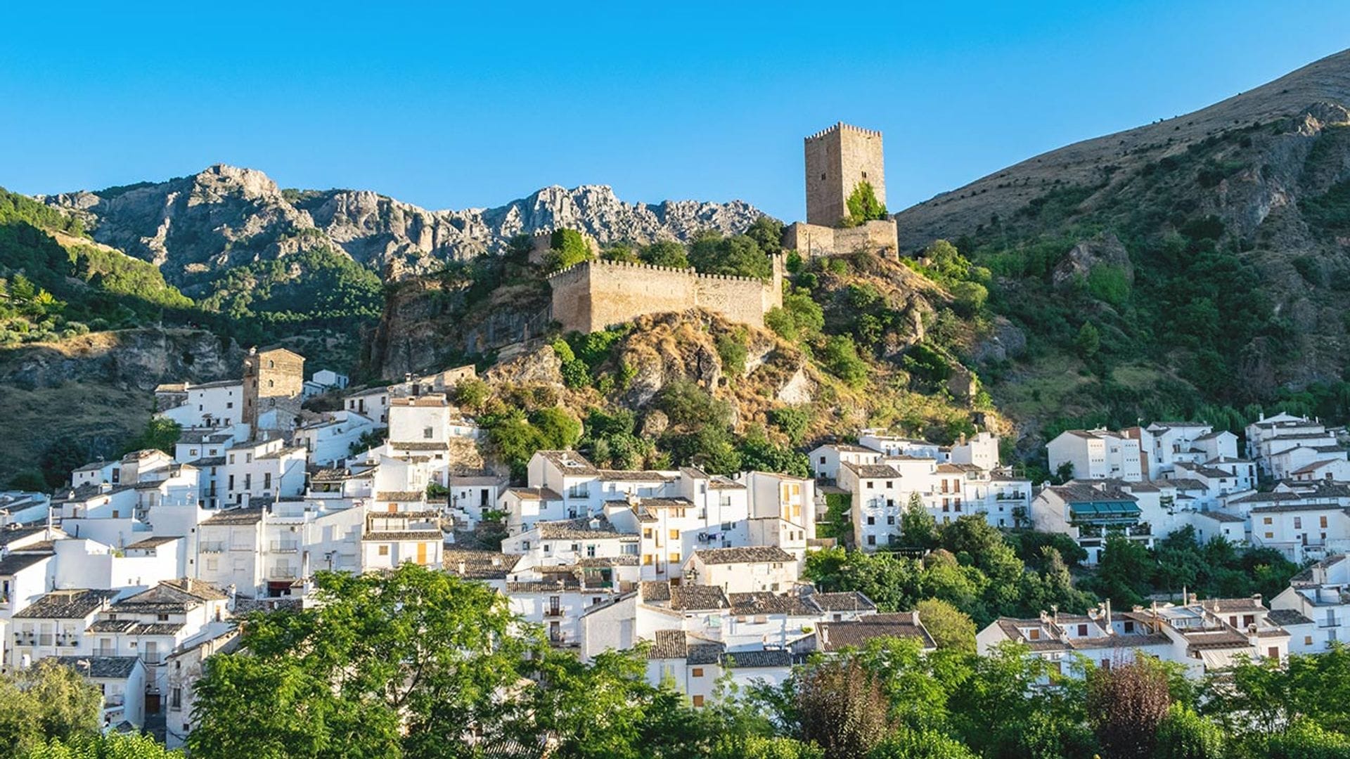 Los pueblos más bonitos de Jaén tienen castillo y un mar de olivos alrededor