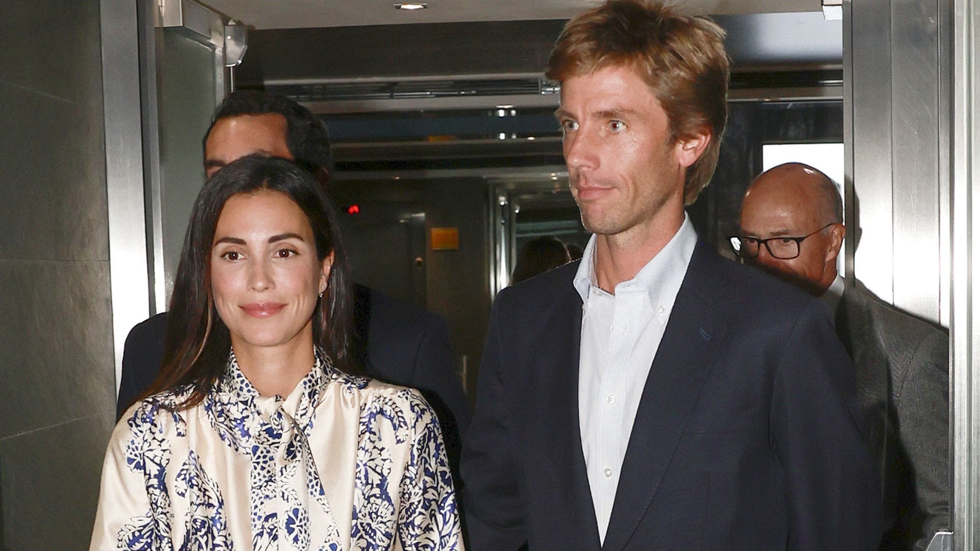 Sassa de Osma conecta con la reina Letizia con su vestido de invitada: marca española, estampado y con movimiento