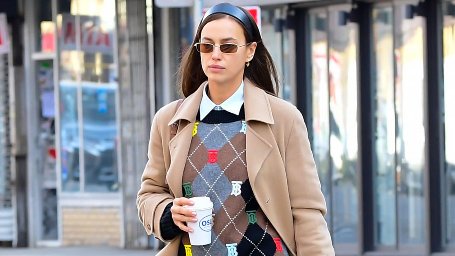 Inspírate en Irina Shayk si buscas un abrigo ligero que te solucione todos los looks del entretiempo