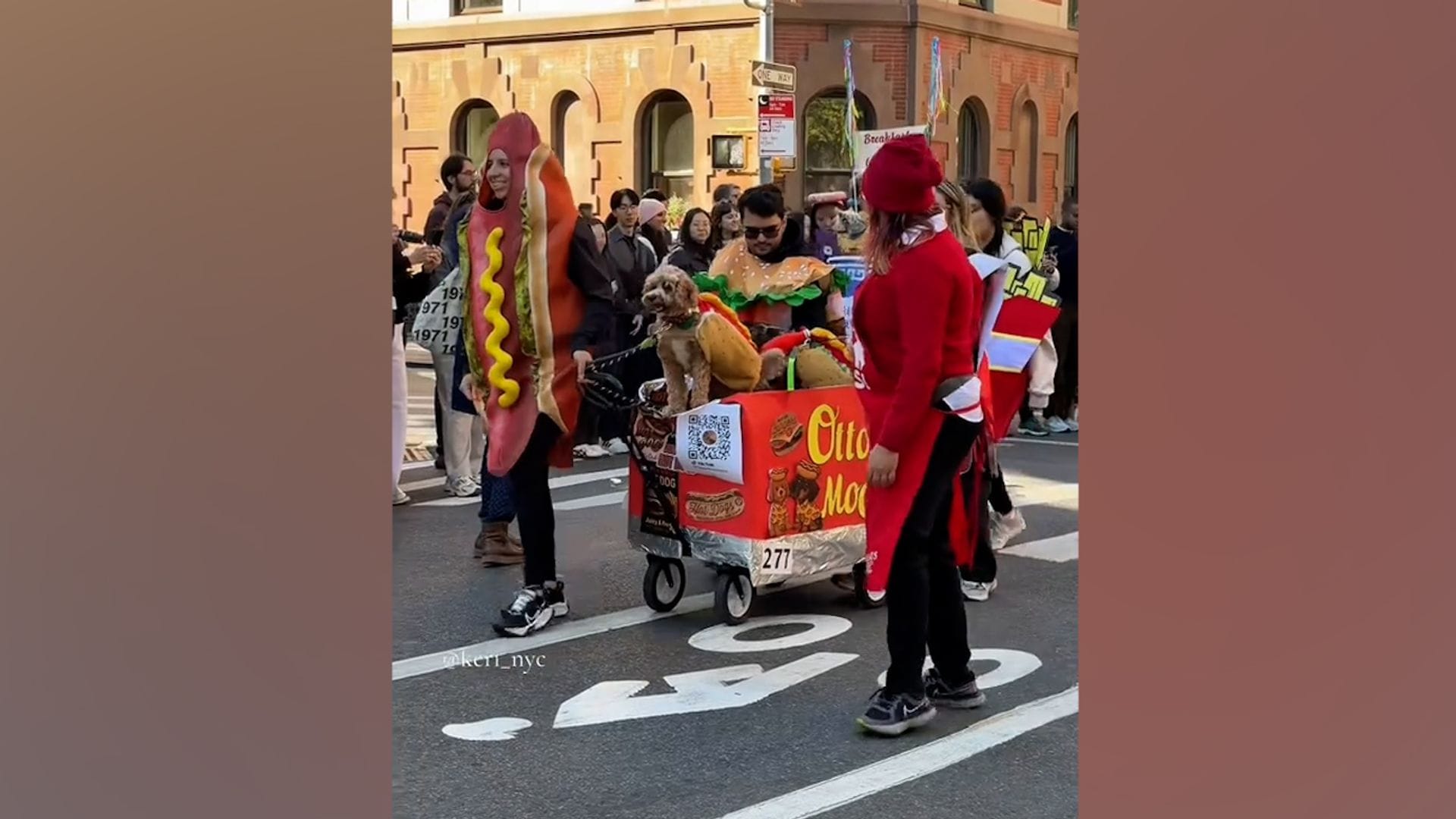 Nueva York acogió este fin de semana el desfile de perros con disfraces de Halloween más divertido