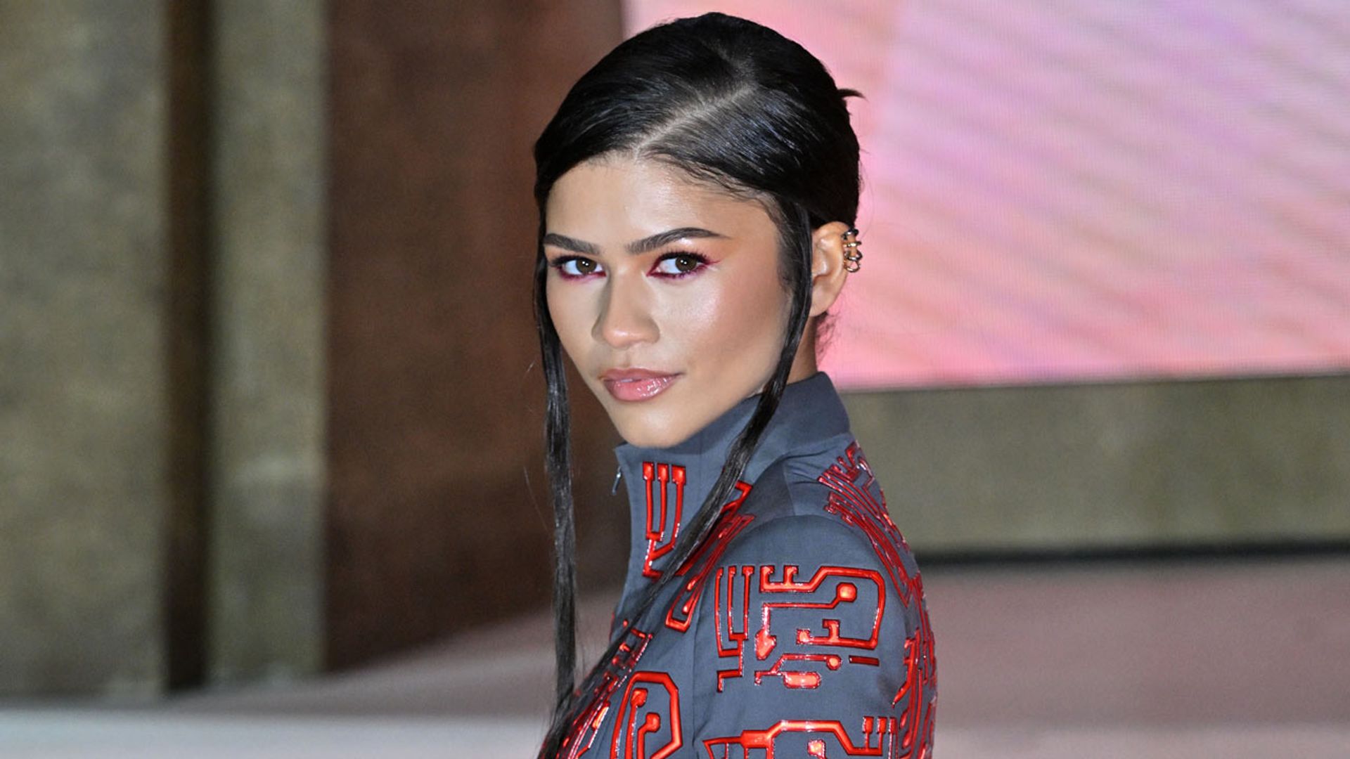Zendaya rescata un traje de luces LED 'vintage' en Corea del Sur y triunfa de nuevo