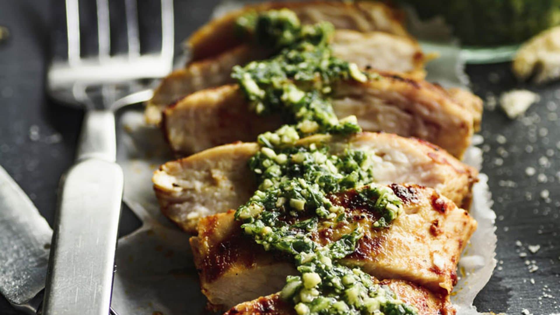 Pechuga de pollo a la parrilla con salsa de ajo y perejil