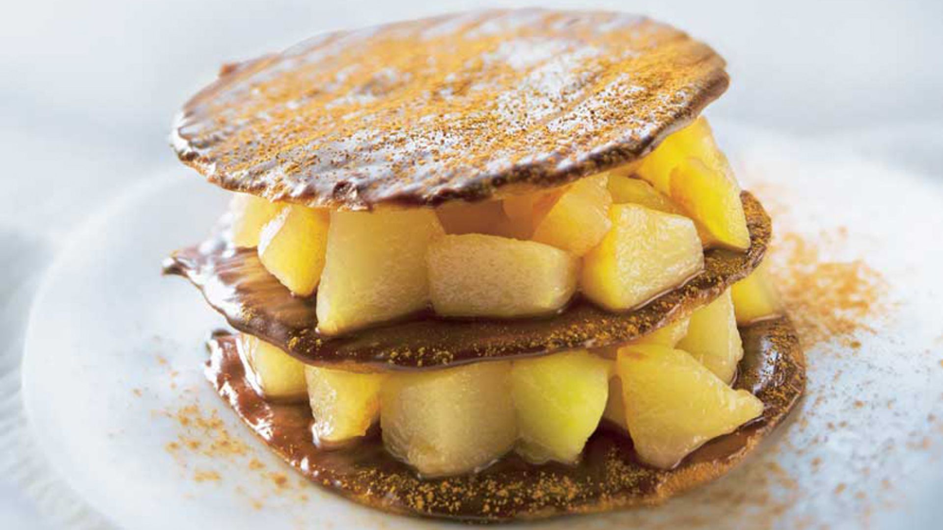 Milhojas de chocolate y manzana estofada