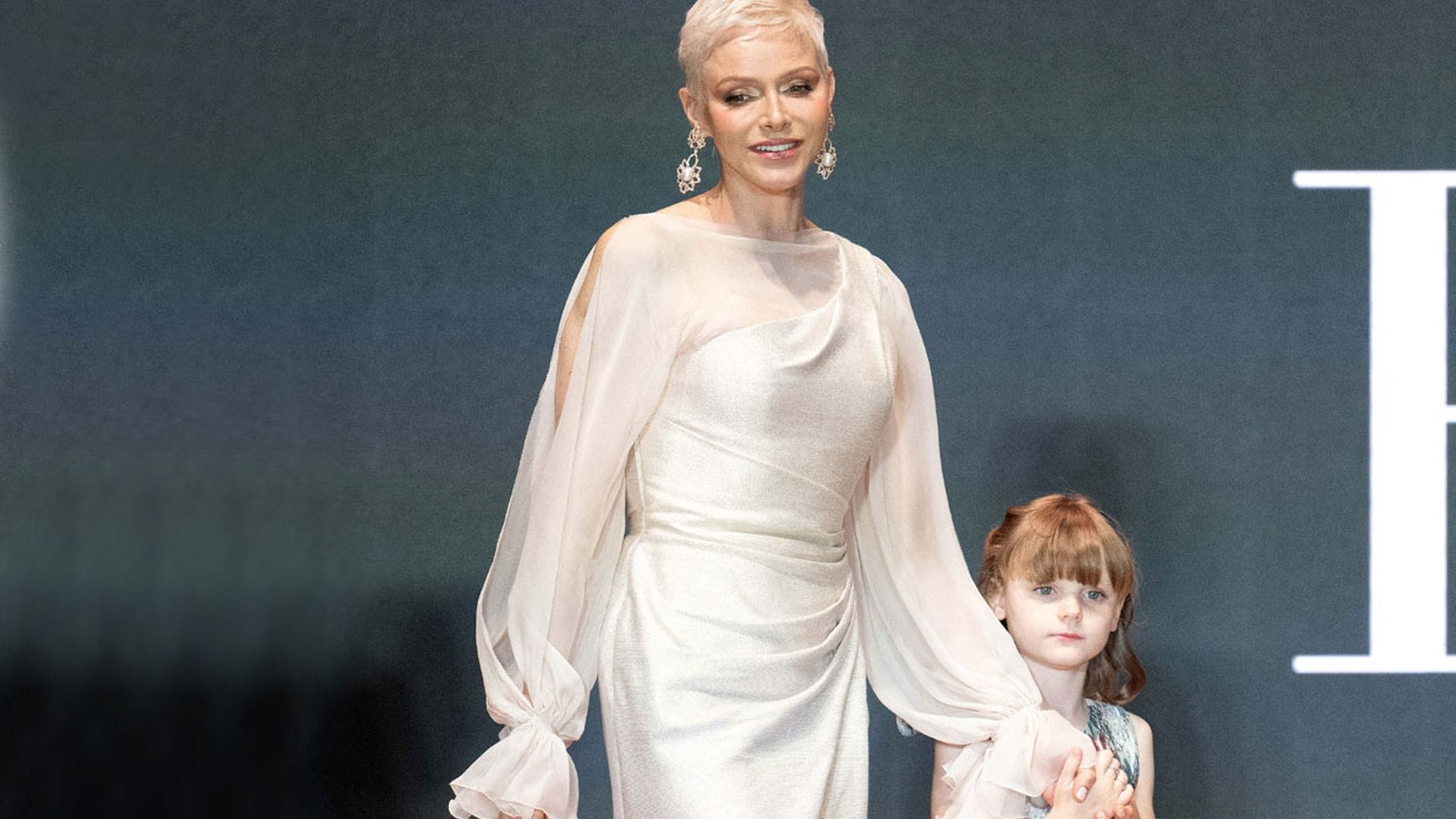 Charlene recupera su imagen más glamurosa: vestido semitransparente y pendientes de perlas