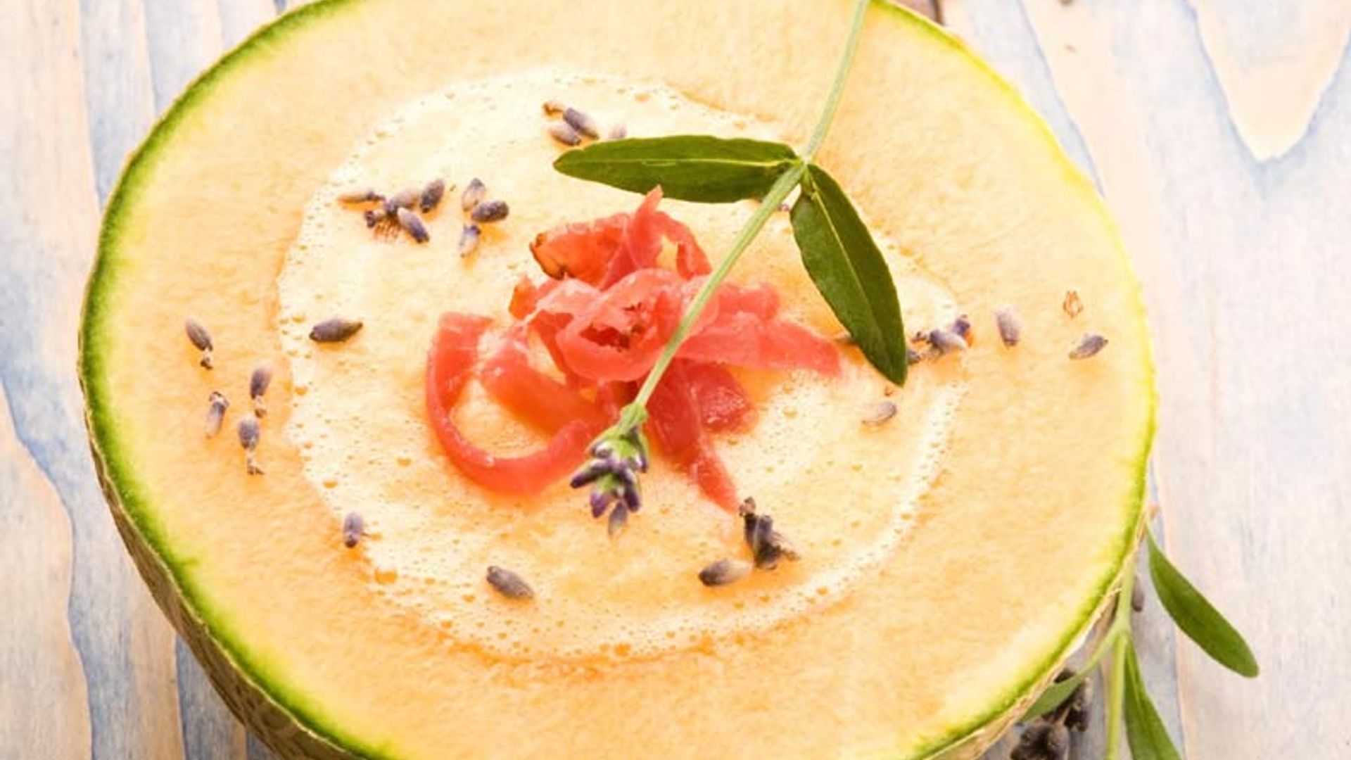 Sopa helada de melón con miel y jamón
