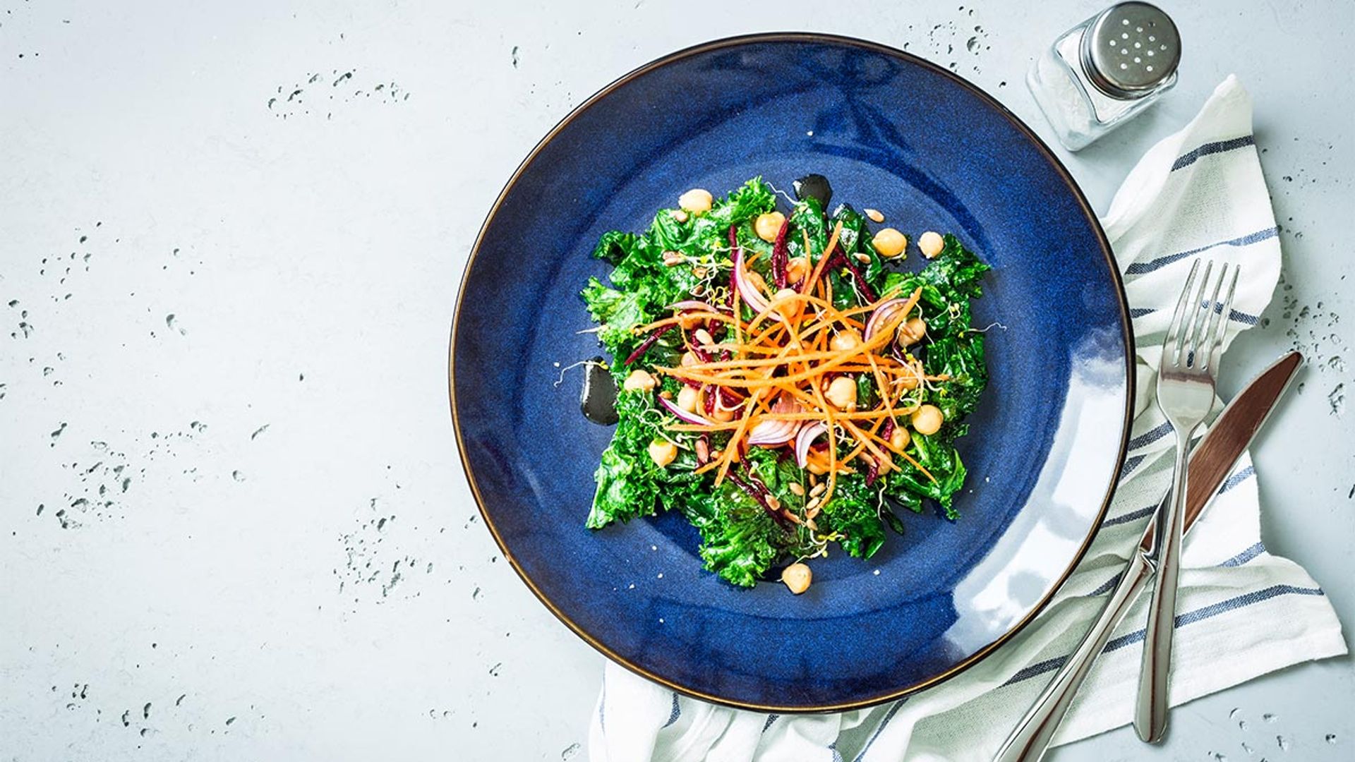 Ensalada con kale, garbanzos y zanahoria