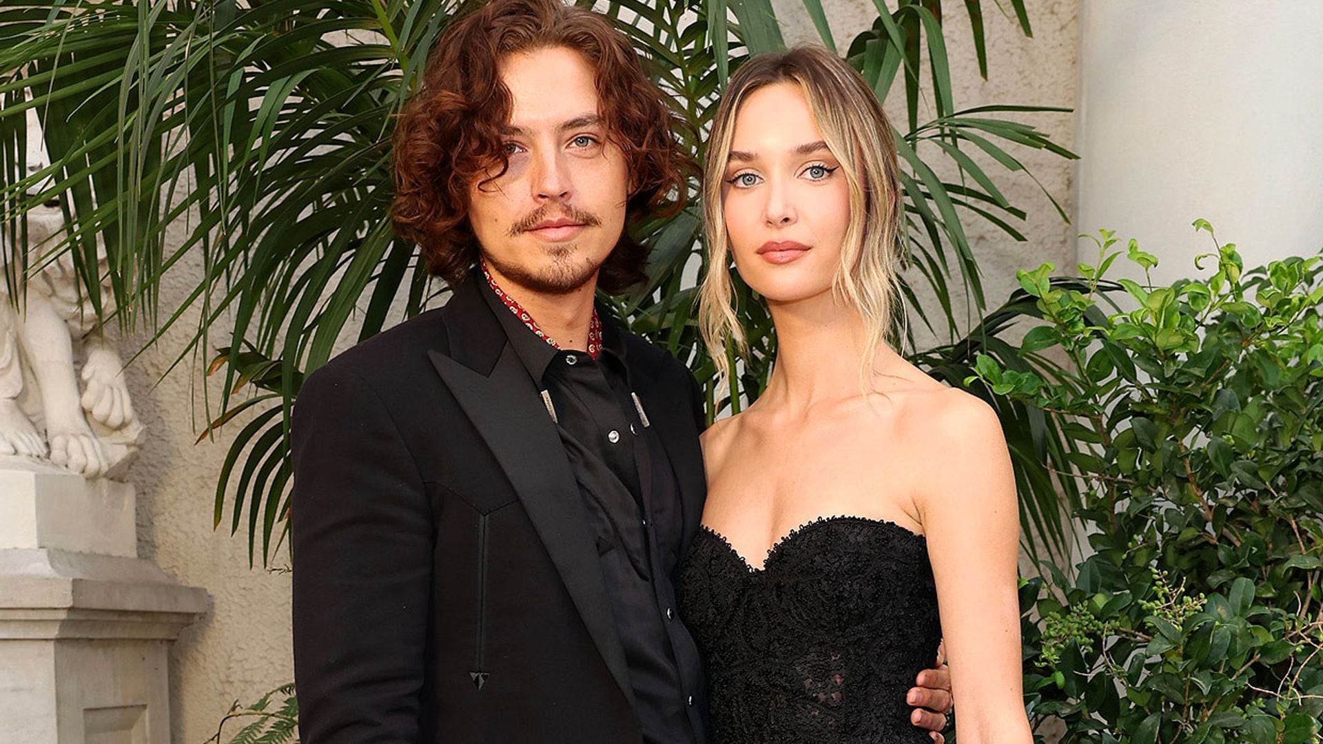 Cole Sprouse presume de amor con su novia, Ari Fournier, y un look al más puro estilo Johnny Depp